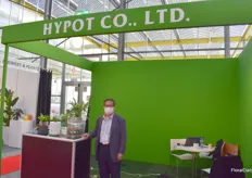 Sang Chul, CEO of Hypot, showing their new products. The product on the right is an aquarium and plant pot in one. Because the water circulates from the aquarium to the plant, it is actually beneficial for the plant's growth.